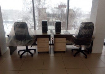 Столы и кресла для персонала в офис